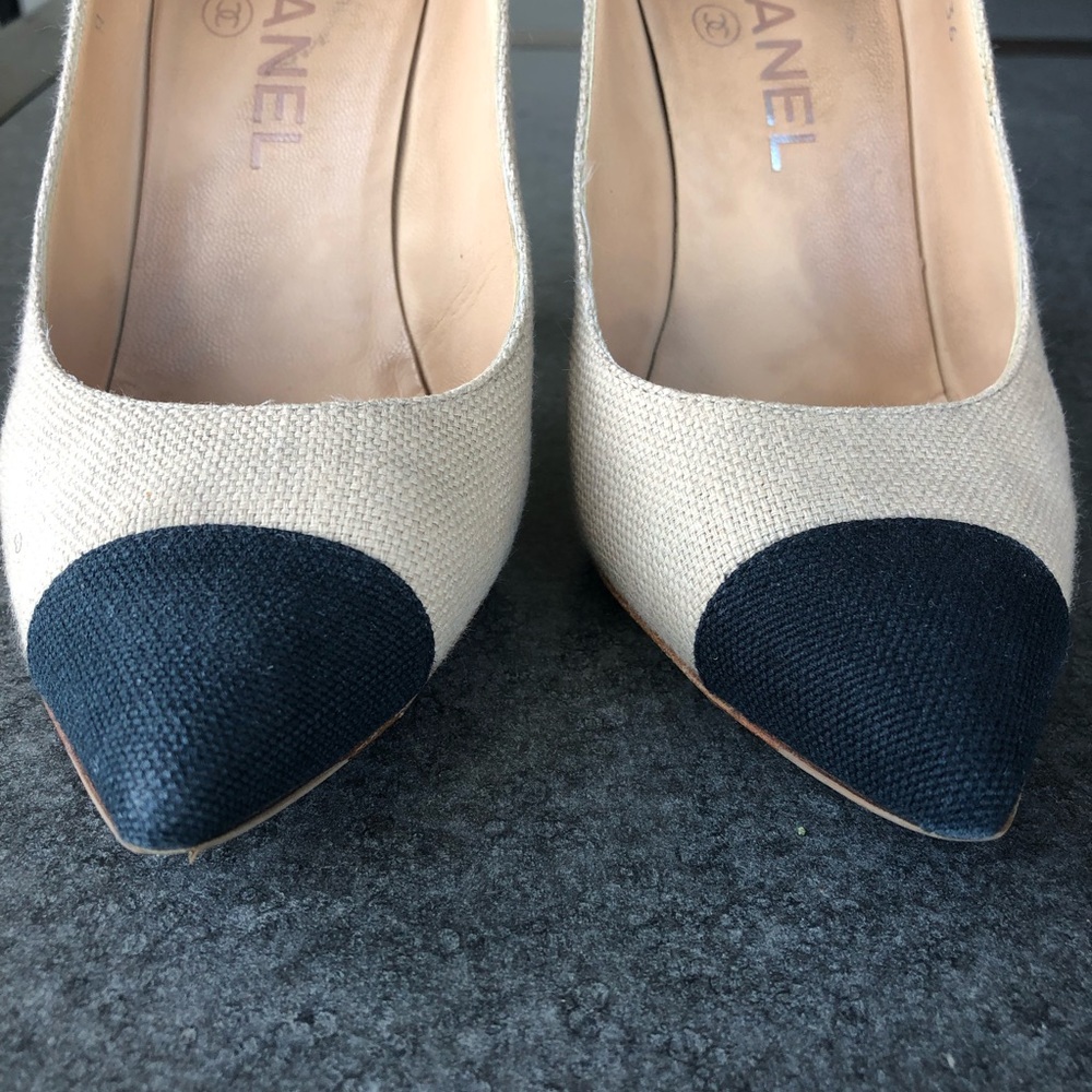 Chanel Diamond Knot Beige Pumps - Picture 4 of 8